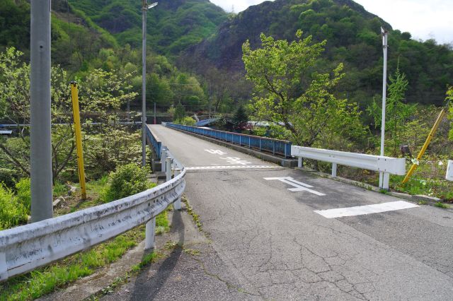 南橋集会所などがある対岸への橋。