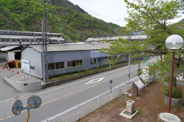 道路側はすぐ工場があります。