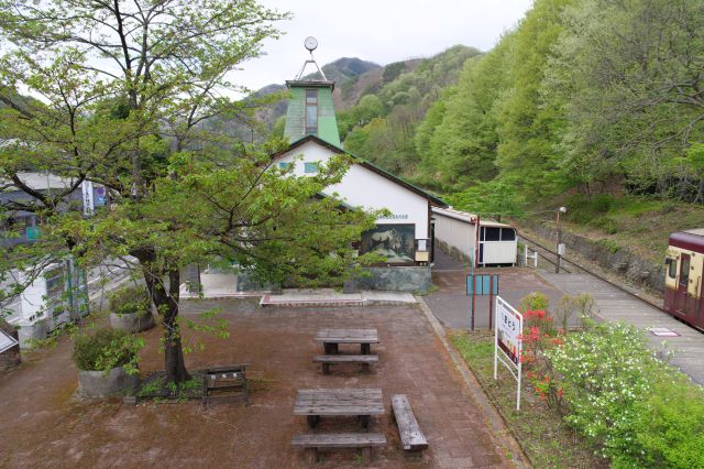 駅舎側、道路から広場を経て直接ホームに繋がっています。