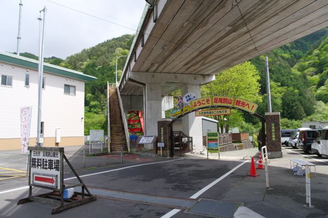 橋は足尾銅山観光（坑内観光施設）の入口の上を跨いでおり、すぐ脇の階段から登れます。