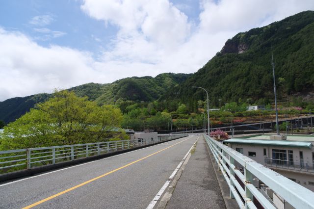 背後は銅山の山並が続きます。