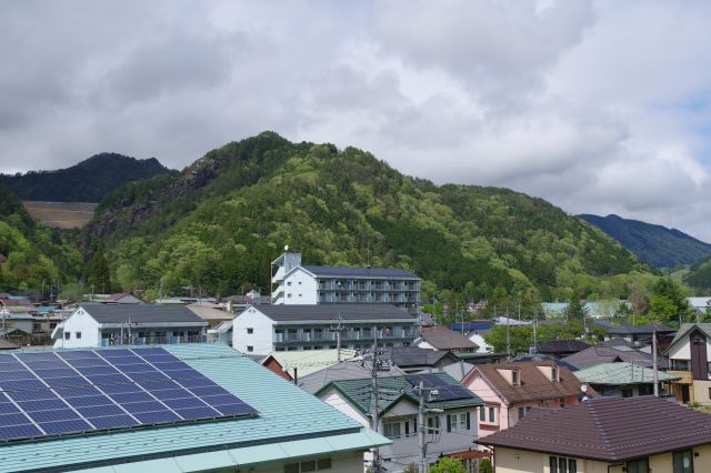通洞駅側、開けた地形で住宅が多いです。