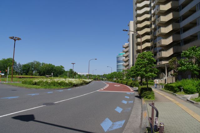 西国分寺駅からマンション群を通り公園へ向かいます。