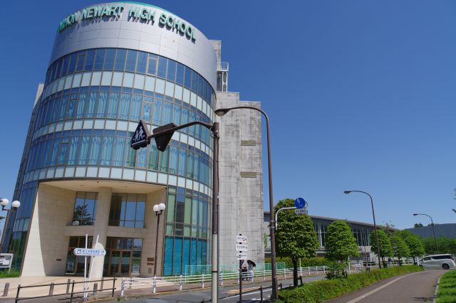 日本芸術高等学園があるT字路で右へ。