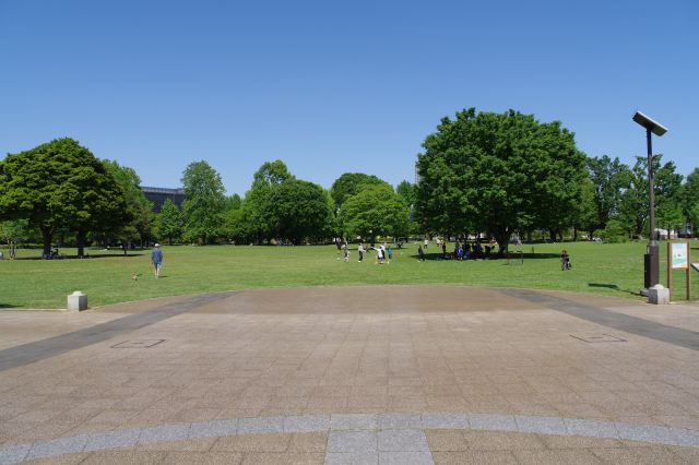 橋の前から眺める円形広場。