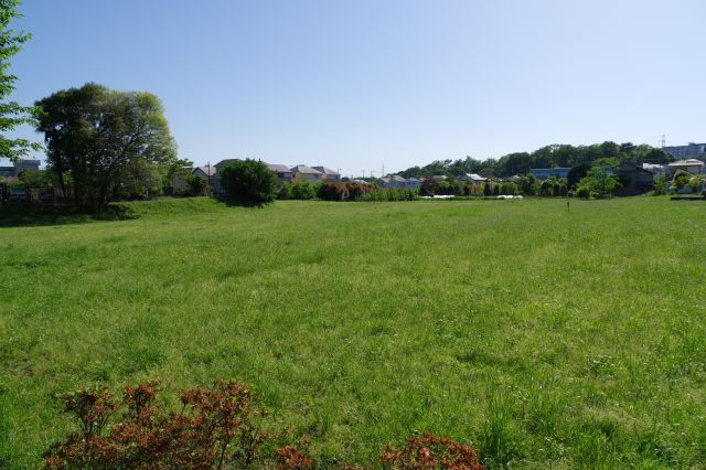 北西区画は広い芝生の広場です。