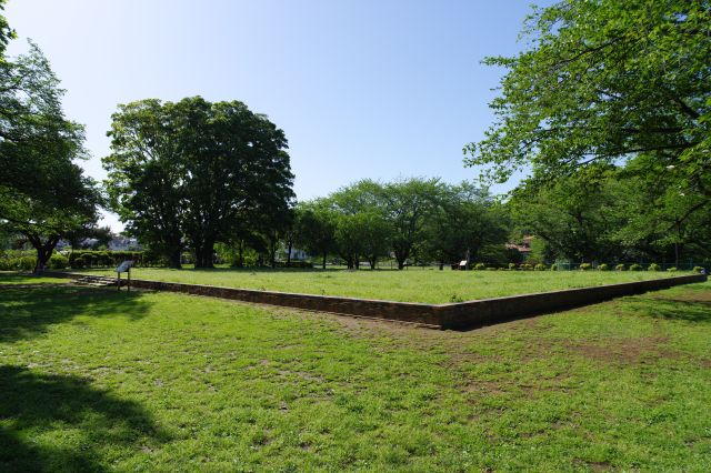 講堂跡を斜めより。