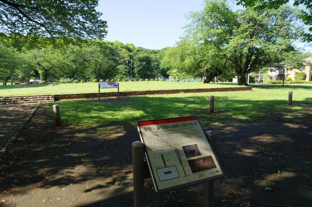 幢竿遺構が並ぶ。