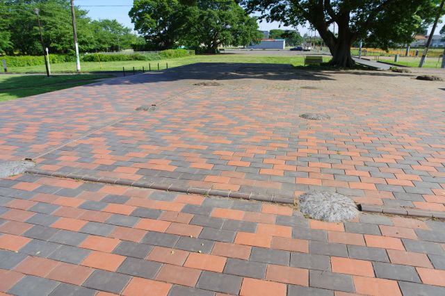 礎石が並びます。