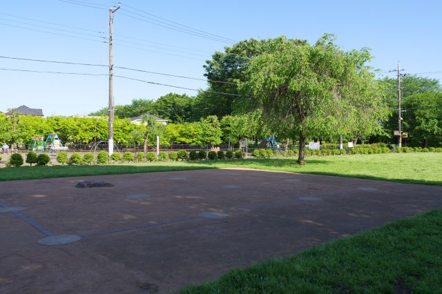 鐘楼跡の区画、礎石があります。