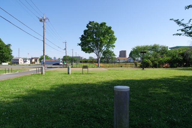 右側の区画、中門跡や奥に南門跡に続く。