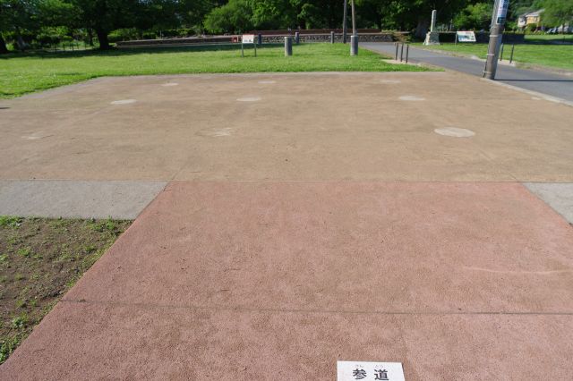 南から続く参道と中門跡の区画。