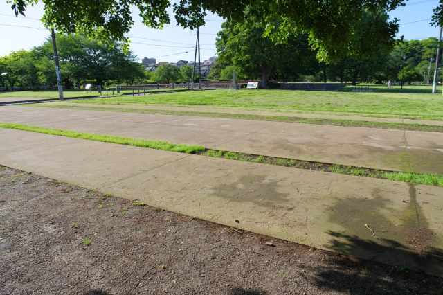 塀と溝の跡を伝える。