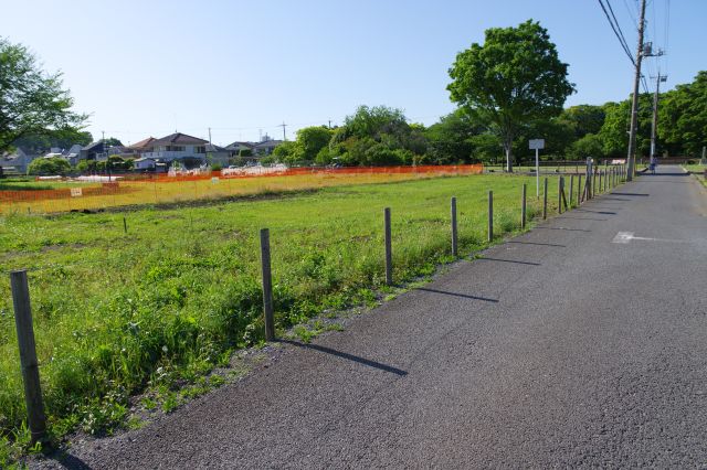 現在は道路と平行の細長い草地。