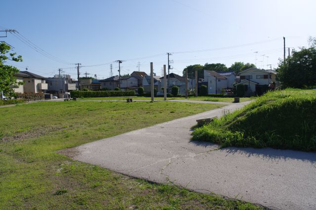 道路の先へ、中心的な区画。