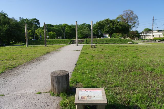 幢竿跡と金堂への道。