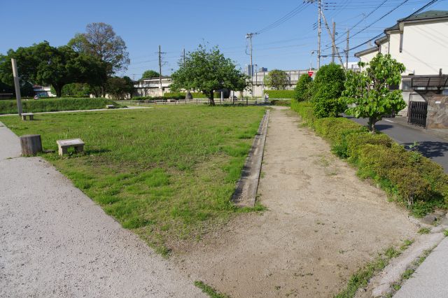 伽藍と異なる方向の道路が印象的。