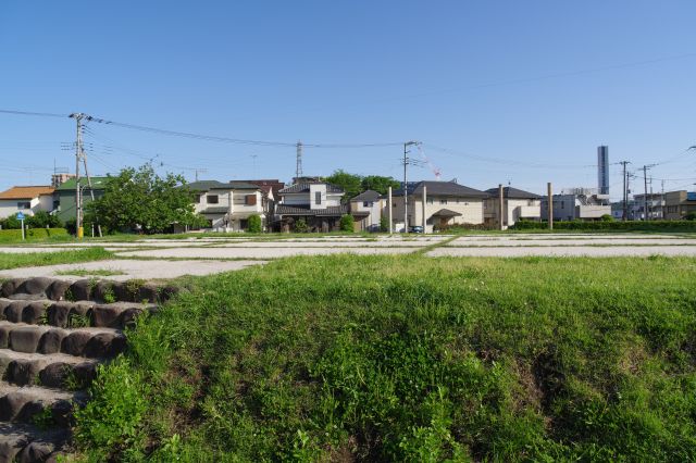 金堂の基壇を振り返る。