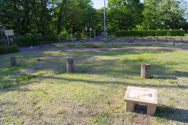 幢竿跡が並ぶ。