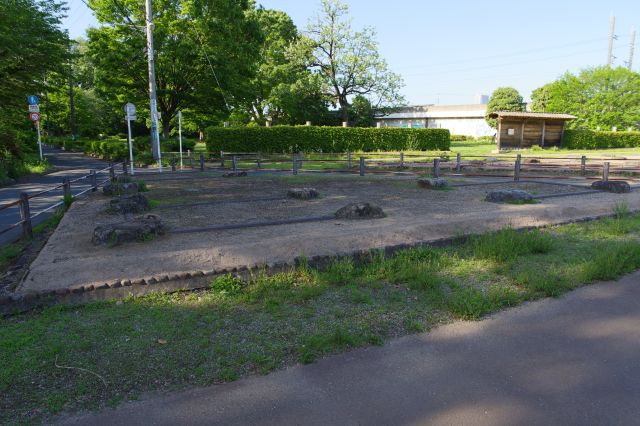 その先には尼坊跡の一部があります。