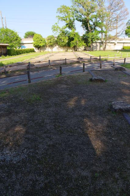 尼坊跡を道路が斜めに貫いています。