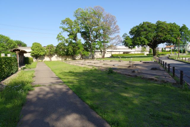 道路を渡ると尼坊跡の続きがあります。