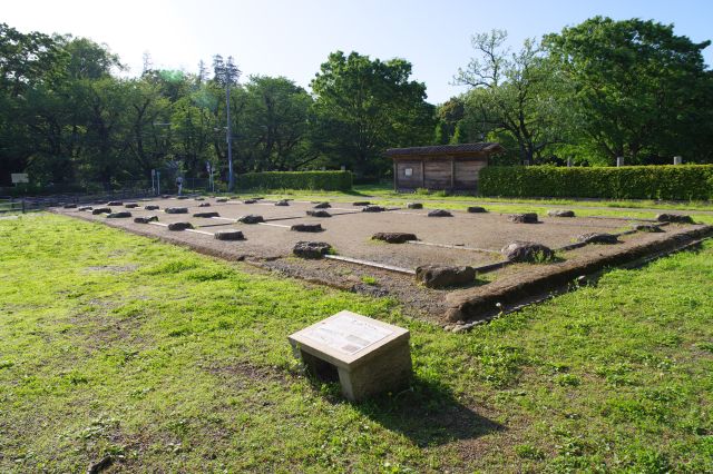 尼坊跡を斜めから。