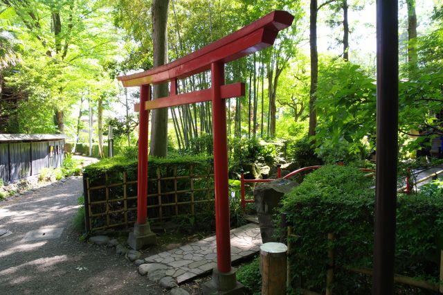 弁財天があります。