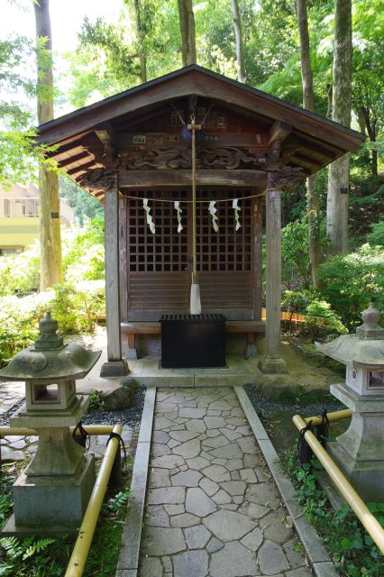 真姿弁財天の祠が鎮座。