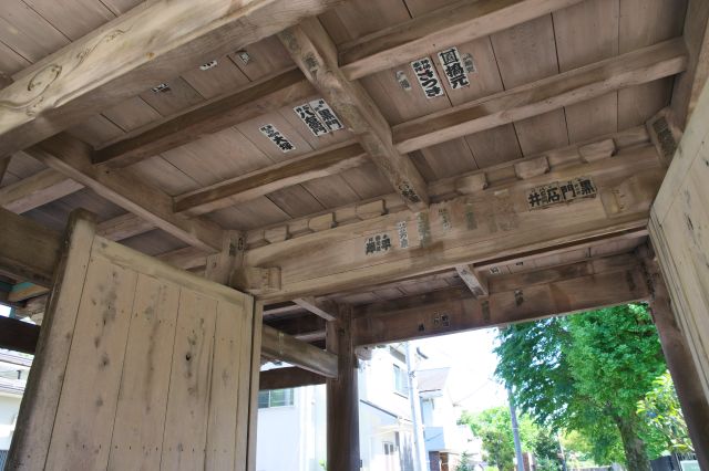 木造の質感が歴史を感じさせます。