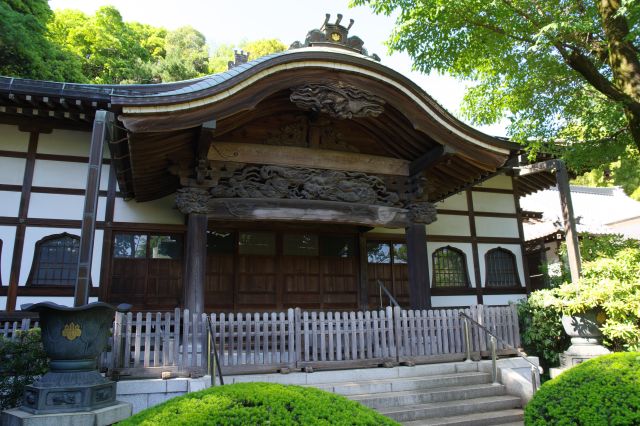 正面に鎮座する本堂。