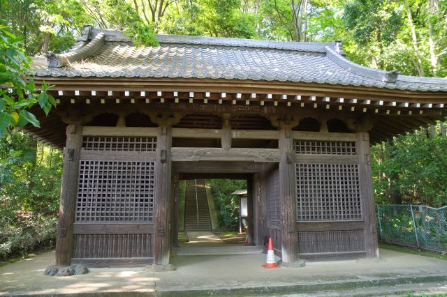 森の中にある立派な仁王門。江戸の宝暦年間の建立で歴史がある。