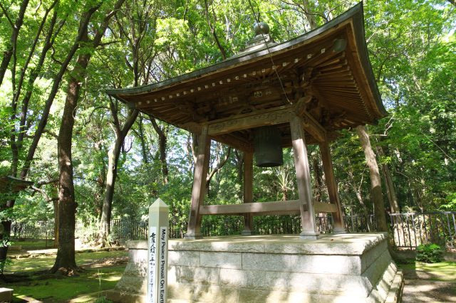 木々の元にある鐘楼。