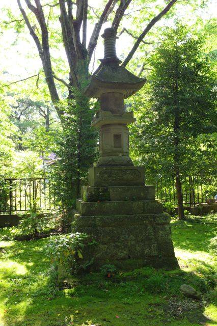 緑が囲う石塔。