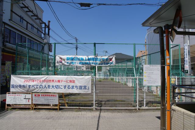 正面の空き地があり狭く、周囲に大きな施設は無い雰囲気です。