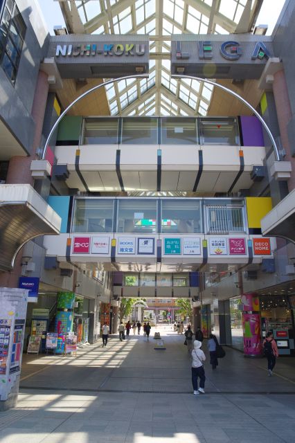 西国分寺レガという商業施設の吹き抜け通路をくぐります。