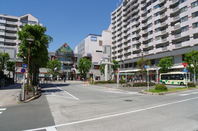 ロータリー越しの駅方面。マンションに囲まれています。