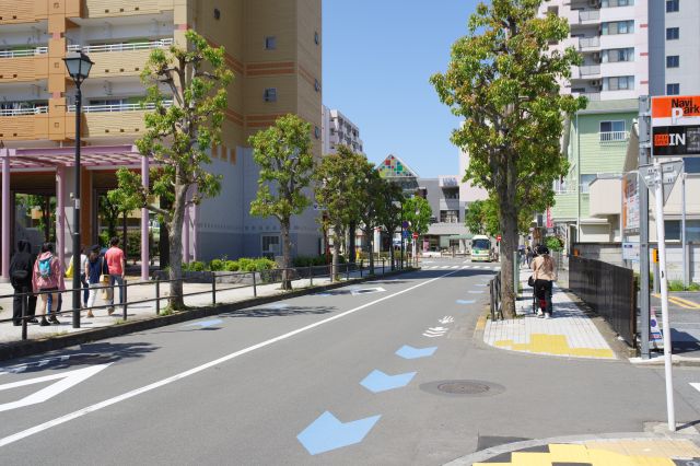 南口から直進する道へ。