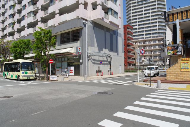 戻ってロータリーの横（東）の道に向かいます。