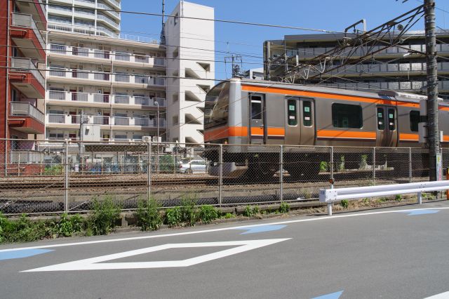 府中本町方面から武蔵野線が来ました。
