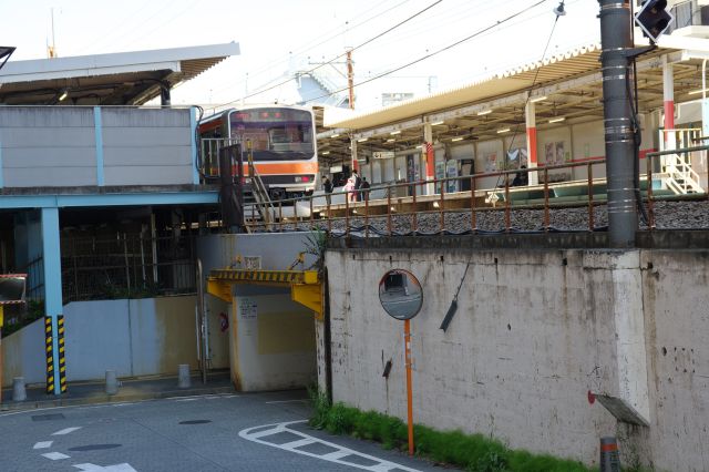 武蔵野線ホームが見えます。