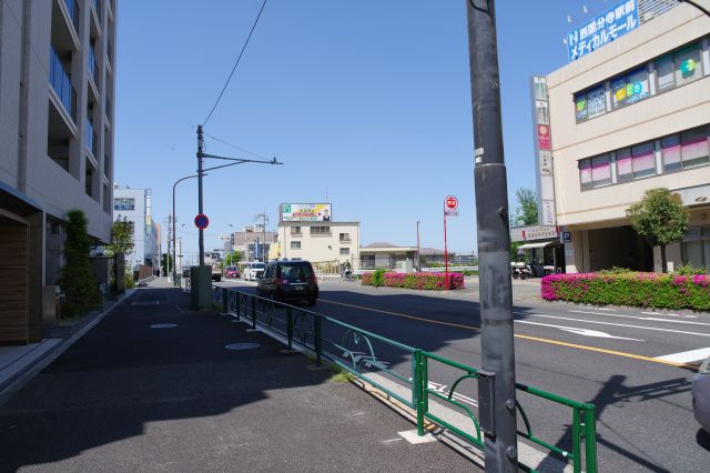 東側の大きい道に出ました。