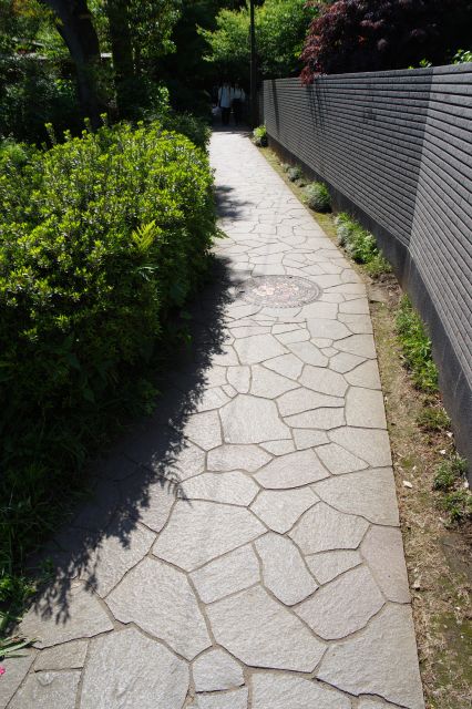 石畳の狭い路地が続きます。