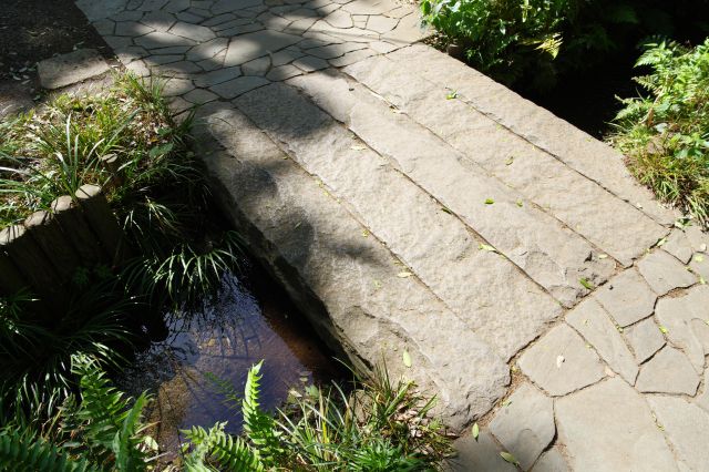 水路を渡る小さな橋。