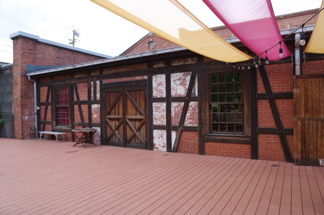 南側の壁面が続く。