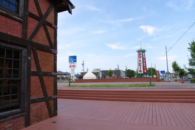 広場にはカブトビールの縦看板。