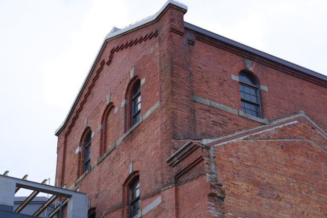 見上げる塔の上の部分。