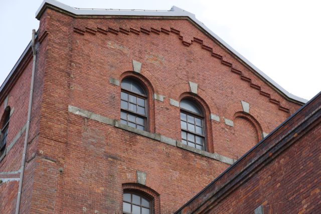 窓の形や屋根のギザギザなども独特。