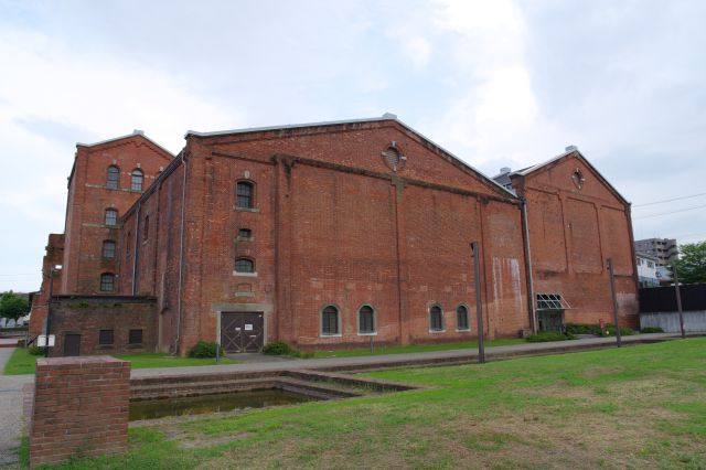 北側から、建物全体が幅広くて大きい。