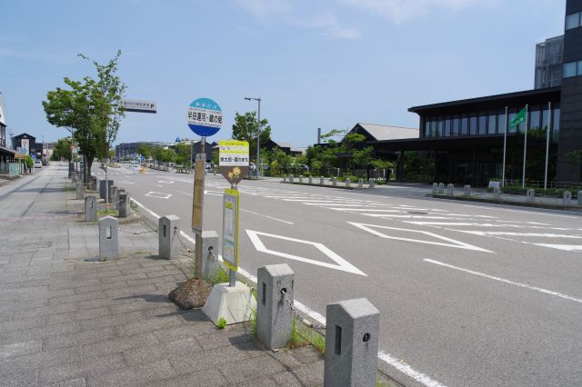 半田運河・蔵の街バス停、JR半田駅からも近いです。